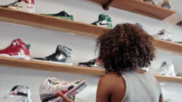 The pair of Nike Air Jordan 1 green / green in the film Kicks