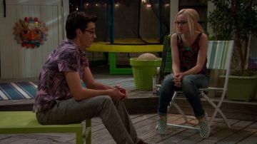 les Vans à damier de Mad­die Roo­ney (Dove Ca­me­ron) dans Liv and Mad­die