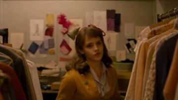 Chaleco amarillo mostaza de Lucy (Emma Watson) en Mu Week con Marilyn