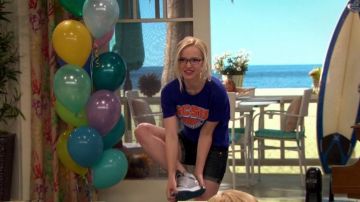 les baskets montantes grises de Mad­die Roo­ney (Dove Ca­me­ron) dans Liv and Mad­die