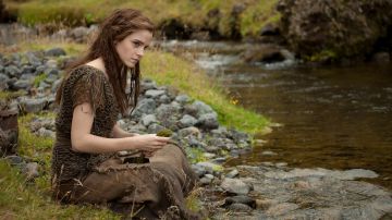 Falda larga de Ila (Emma Watson) en Noah
