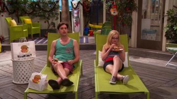 les slip-on argenté de Mad­die Roo­ney (Dove Ca­me­ron) dans Liv and Mad­die