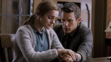 Blusa vaquera de Angela (Emma Watson) en Regresión