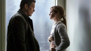 El chaleco gris de Angela (Emma Watson) en Regresión