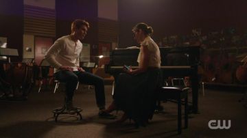 Les chaussures Converse de Archie (K.J. Apa) dans Riverdale S01E01