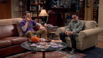 Les chaussures Converse noires de Leonard dans The Big Bang Theory S09E01
