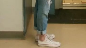 Les chaussures Converse blanches dans It Had to be You