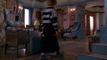 les converse bleu clair du petit garçon dans Chucky 2