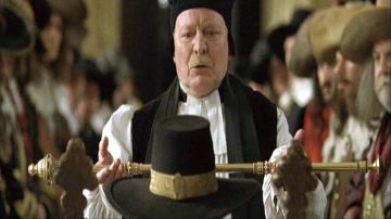 El auténtico cetro de Oliver Cromwell (Tim Roth) en La muerte de un rey