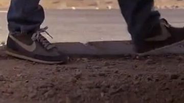 les Nike de Jim (C. Thomas Howell) dans The Hitcher 1980