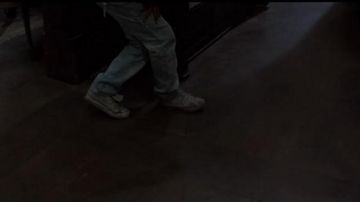 les converse blanche de "Fool Williams" (Brandon Adams) dans le sous sol de la peur