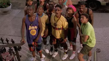 Les sneakers Nike Air Jordan 4 version white/cement de Buggin Out (Giancarlo Esposito) dans Do the right thing