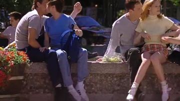 Les sneakers Adidas Originals Superstar blanches dans Scream