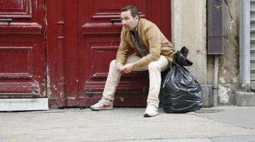 Les sneakers Nike Air Pegasus de Yvan Hazan (Gilles Lellouche) dans Sous le même toit