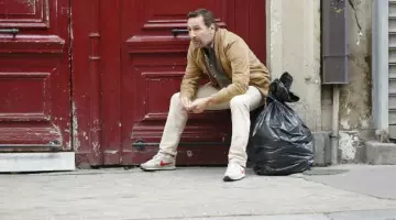 Les sneakers Nike Air Pegasus de Yvan Hazan (Gilles Lellouche) dans Sous le même toit