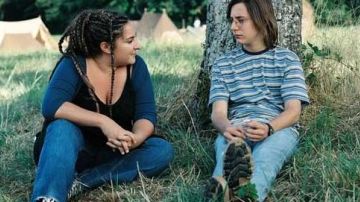 les converse noir de Marilou Berry dans Nos jours heureux
