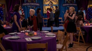 les baskets noir montantes de Mad­die Roo­ney (Dove Ca­me­ron) dans Liv and Mad­die