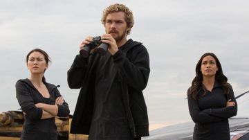 The pair of binoculars Bushnell of Danny Rand (Finn Jones) in Iron Fist