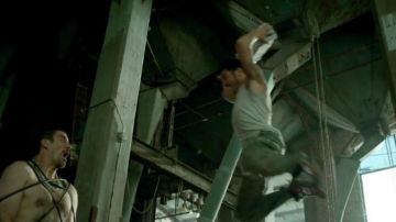 Les chaussures Nike flight falcon grises dans Brick Mansion