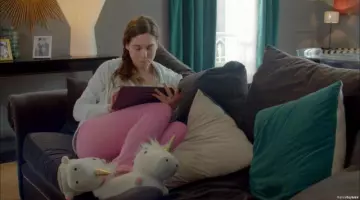 Les chaussons avec licorne lumineuse dans Fais pas ci Fais pas ça