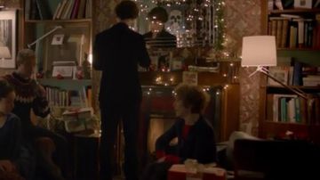La lámpara de pie blanca de Ikea en Sherlok Holmes (Benedict Cumberbatch) en Sherlock