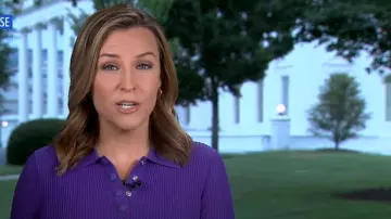 Theory Rib Polo usado por Mary Bruce como se ve en Good Morning America el 12 de agosto de 2025