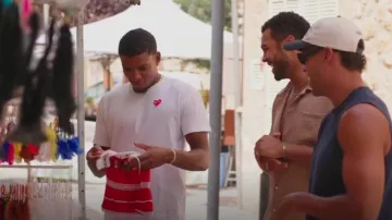 T-shirt à logo Like Des Garçons Play Heart porté par Cacherel Mirjah Mercer comme on le voit dans Love Island (S12E54)