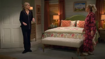 Ugg Coquette Shearling doublé pantoufle portée par Carol (Kristen Johnston) comme on le voit dans Leanne (S01E13)