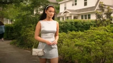 Sac à bandoulière Coach Tabby 20 porté par Isabel 'Belly' Conklin (Lola Tung) comme on le voit dans L’été où je suis devenue jolie (S03E06)