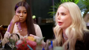 Vestido de Alexis Kitsa usado por Kiki Barth como se ve en The Real Housewives of Miami (S07E10)