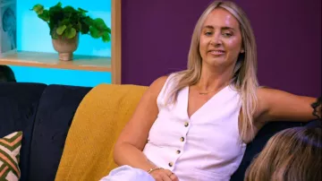 Chaleco de lino a medida Reiss Hollie usado por Amy Jane como se ve en Love Is Blind: Reino Unido (S02E01)