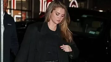 Selena Gomez Manteau noir de Selena Gomez dans Selena + Chef