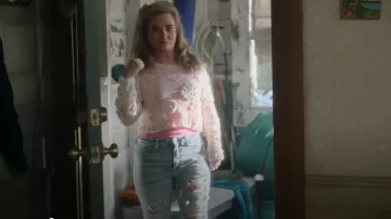 American Eagle High Waist Ripped Jeggings porté par Judy Cooper (Jenna Lamia) comme on le voit dans Resident Alien (S04E10)