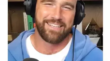 Travis Kelce Miracle Cut Off Sweat à capuche de Travis Kelce à New Heights avec Jason et Travis Kelce