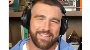 Travis Kelce Miracle Cut Off Sweat à capuche de Travis Kelce à New Heights avec Jason et Travis Kelce