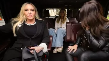 Abrigo sastre con ribete de encaje Cinq à Sept Roxie usado por Shannon Beador como se ve en The Real Housewives of Orange County (S19E06)