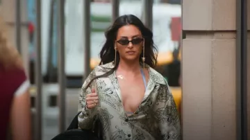 Alessandra Rich 3 C3 Lunettes de soleil angulaires portées par Jade Chan comme on le voit dans Selling the City (S01E07)