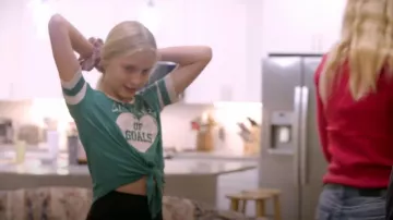 Old Navy Graphic Sleeve Stripe Tie Hem Tee pour filles porté par Mercy Plath comme on le voit dans Welcome to Plathville (S07E02)