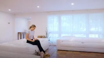 UGG Scuffette II portée par Veronica Peters comme on le voit dans Welcome to Plathville (S07E02)