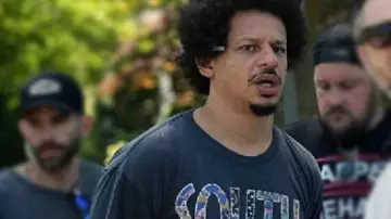 Camiseta de Little Brother usada por (Eric Andre) como se ve en Little Brother
