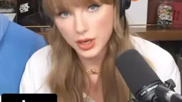 Taylor Swift New Heights Chemise blanche de Taylor Swift à New Heights avec Jason et Travis Kelce