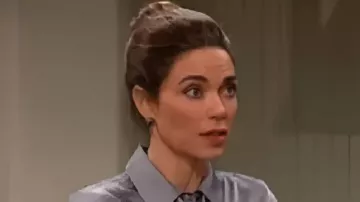 Esta camisa gris con corbata usada por Victoria Newman (Amelia Heinle) en The Young and the Restless (S52E127)