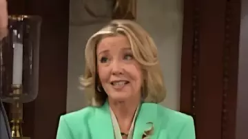 Este traje verde usado por Nikki Reed Newman (Melody Thomas Scott) en The Young and the Restless (S52E127)