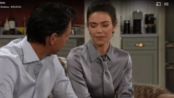 Aretes usados por Victoria Newman (Amelia Heinle) en The Young and the Restless (15 de agosto de 2025)