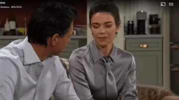 Aretes usados por Victoria Newman (Amelia Heinle) en The Young and the Restless (15 de agosto de 2025)