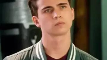 Chaqueta bomber Cobra Kai S04 Robby Keene de Robby Keene (Tanner Buchanan) en Cobra Kai (S04E02)