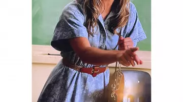 Robe à fleurs bleue portée par Mary Cooper (Zoe Perry) dans Young Sheldon (S04E12)