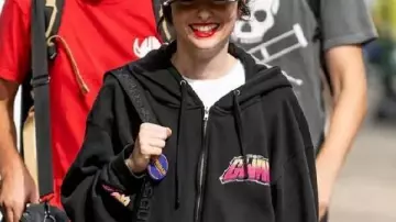 Sarah Sherman Philadelphia 2025 Sweat à capuche noir porté par Sarah Sherman dans la mise à jour du week-end : Sarah Sherman rôtit Colin Jost - SNL