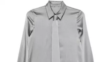 La joven y la inquieta camisa gris con corbata que lleva Amelia Heinle en el vídeo de YouTube ¡Feliz 20 aniversario Amelia Heinle!