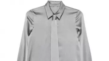 La joven y la inquieta camisa gris con corbata que lleva Amelia Heinle en el vídeo de YouTube ¡Feliz 20 aniversario Amelia Heinle!